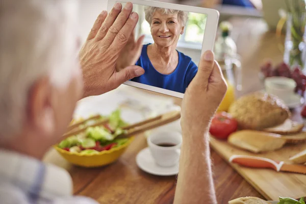 Tablet ile konuşmaya mutlu olgun çift — Stok fotoğraf