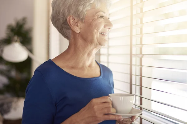 Счастливая зрелая женщина с кофе — стоковое фото