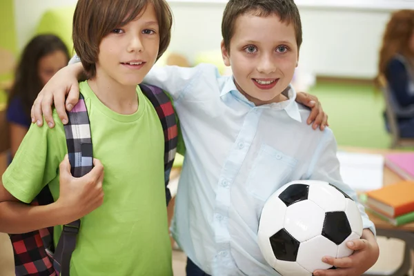 Kleine Kinder umarmen sich — Stockfoto