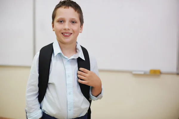 Kleiner Junge in der Grundschule — Stockfoto