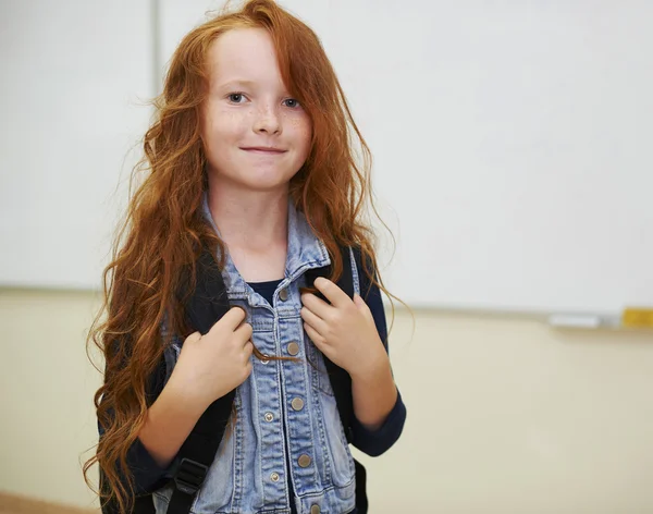 Маленькая девочка в начальной школе — стоковое фото