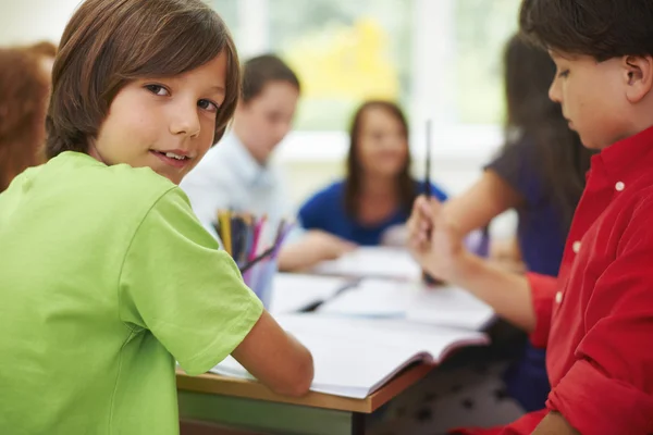 Kleine Kinder während des Unterrichts — Stockfoto