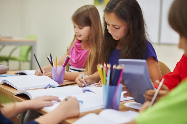 Kleine Kinder während des Unterrichts — Stockfoto