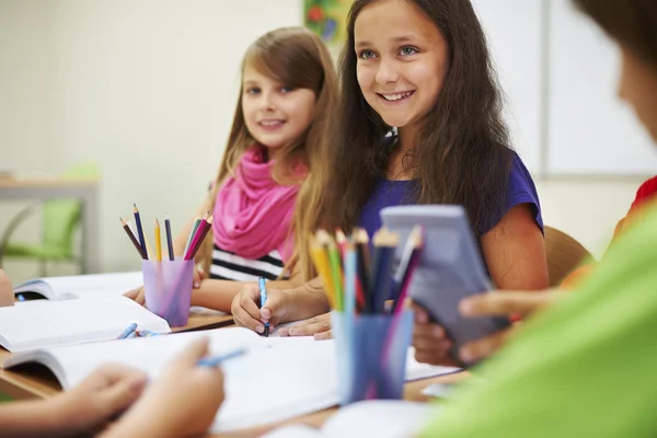 Kleine Kinder in der Grundschule — Stockfoto