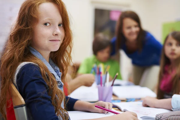 Kleine Kinder in der Grundschule — Stockfoto