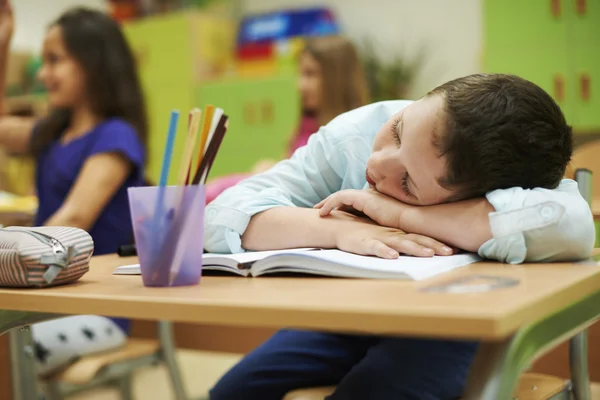 Pequeño niño está durmiendo silbato lección — Foto de Stock