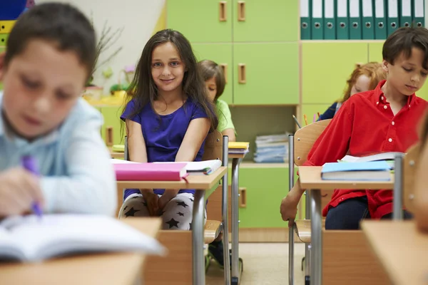 Niños pequeños en la escuela primaria — Foto de Stock