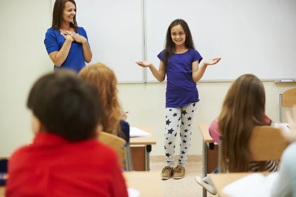 Дети в классе. Последний звонок 11 класс. Фотосъемка в школе. Классные выступления в школе. Выступление школьников.