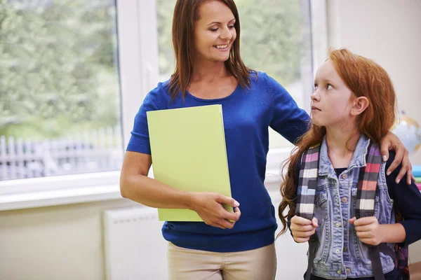 Maestra con niña — Foto de Stock