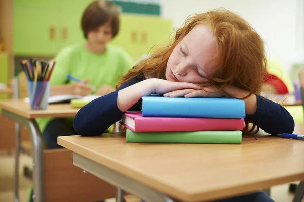 Küçük kız ders sırasında uyuyor — Stok fotoğraf