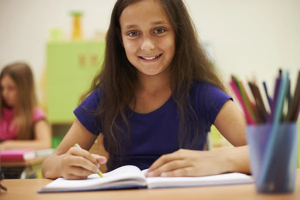 Meisje in basisschool — Stockfoto