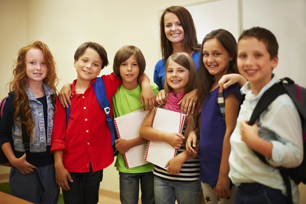 Groep van leraar met haar leerlingen. — Stockfoto