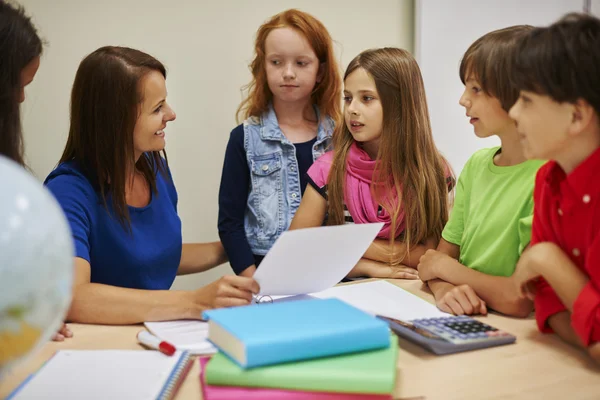 Teacher asking students some questions — Stock Photo, Image