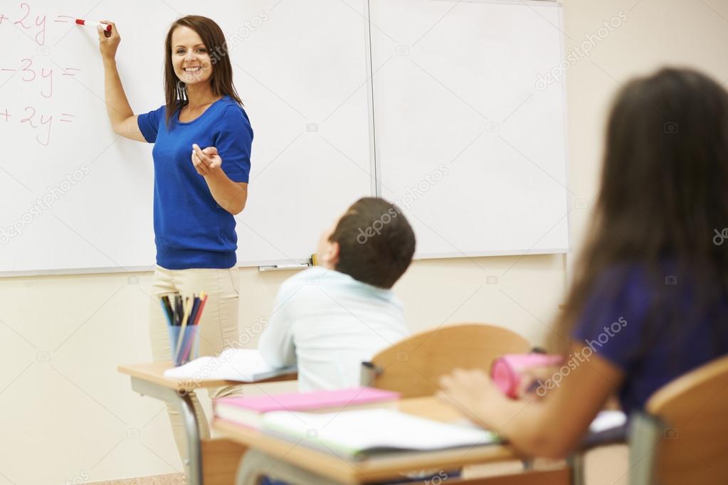 Teacher explaining students how to count