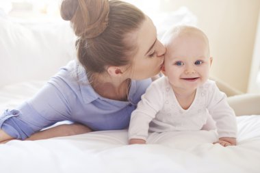 Anne şirin yeni doğan bebeği öpüşme