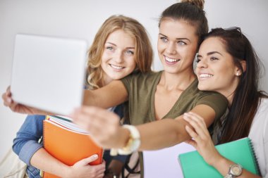 Arkadaşlarım selfie dijital tablet alarak
