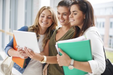 Öğrenciler kampus içinde tablet pc ile çalışma