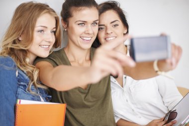 En yakın arkadaşlarım selfie cep telefonu alarak