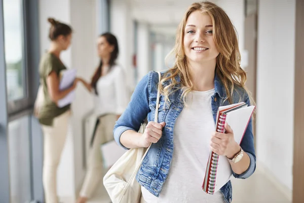 Ung student vid universitetet — Stockfoto