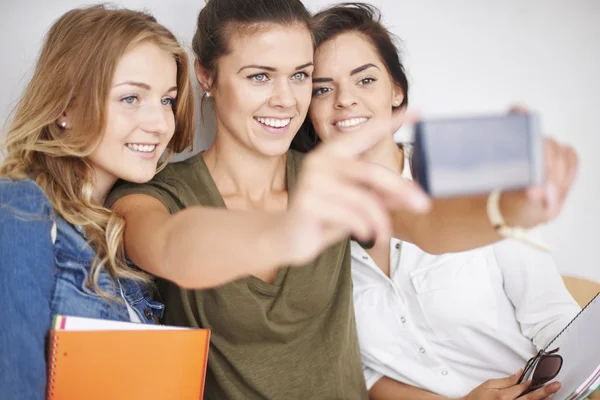 Migliori amici che scattano selfie sul cellulare — Foto Stock