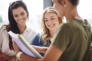 dizüstü bilgisayarlar ile öğrenci grubu