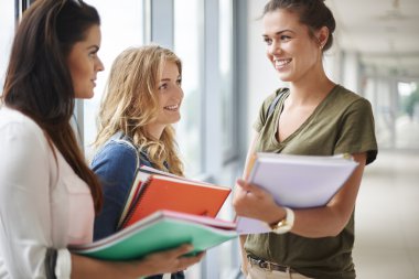 Öğrencileri kampüs içinde konuşmak dizüstü bilgisayarlar ile
