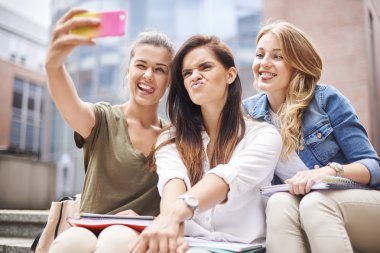 Selfie cep telefonu alan öğrenciler