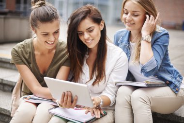 tablet pc ile çalışan öğrenciler