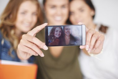 En yakın arkadaşlarım selfie cep telefonu alarak