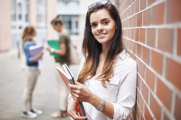 Attraktiva student med bärbar dator — Stockfoto