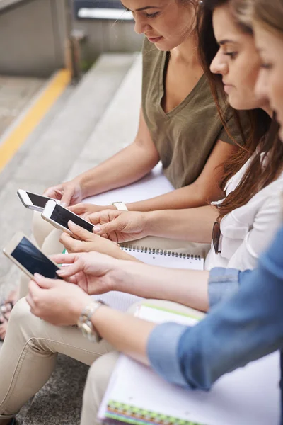 Étudiants attrayants utilisant des téléphones mobiles — Photo