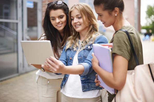 Estudiantes que trabajan con la tableta pc — Foto de Stock