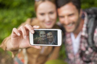 Ormanda bir selfie çekici çift