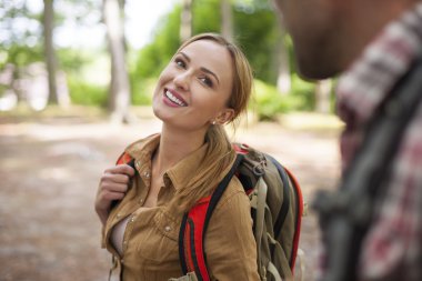 Çift birlikte ormanda hiking