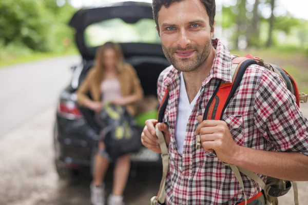 Pareja preparándose para el viaje — Foto de Stock