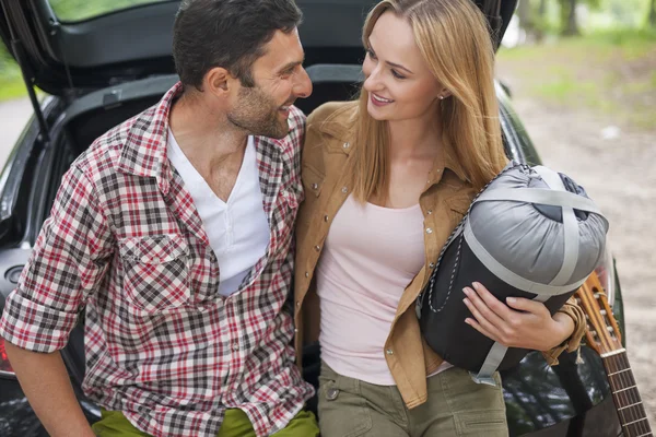 Pareja preparándose para el viaje — Foto de Stock