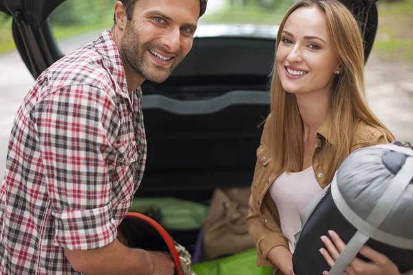 Pareja preparándose para el viaje — Foto de Stock