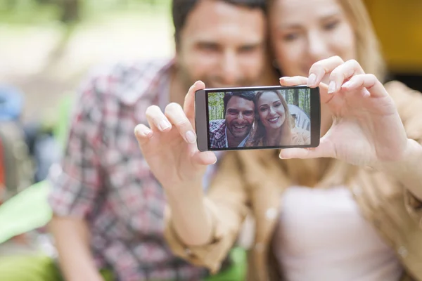 Pareja tomando una selfie en el bosque — Foto de Stock