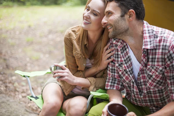 Koppel op camping in bos — Stockfoto