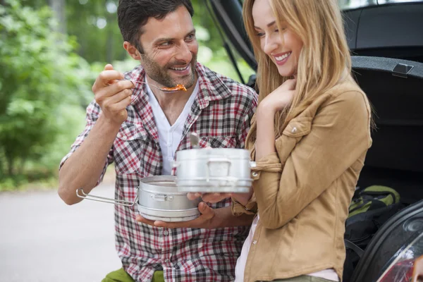 Couple eating dinner on camping — Stock Photo, Image