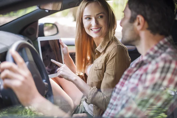 Пара с помощью цифрового планшета в машине — стоковое фото