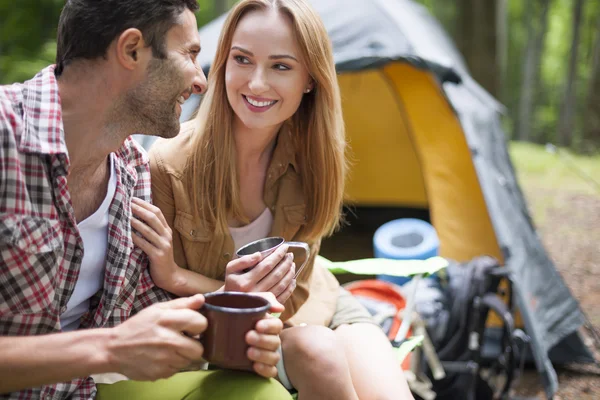 Paar trinkt heißen Tee auf dem Campingplatz — Stockfoto