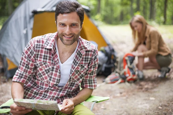 Pareja en camping en el bosque —  Fotos de Stock