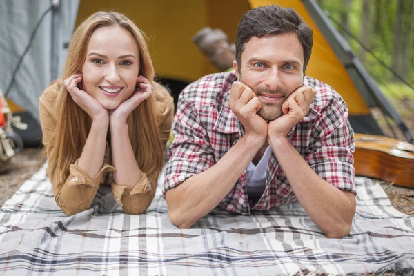 Pareja en camping en el bosque — Foto de Stock