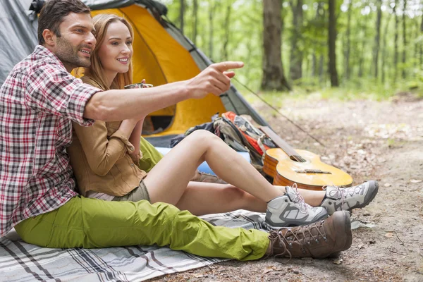 Koppel op kamperen in het bos — Stockfoto