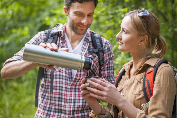 Paar trinkt heißen Tee auf dem Campingplatz — Stockfoto