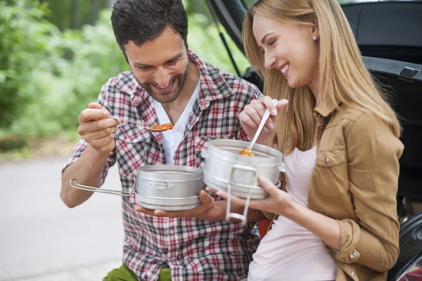 Paar isst Abendessen auf dem Campingplatz — Stockfoto