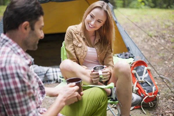 Pár kiadások hétvégén a camping — Stock Fotó