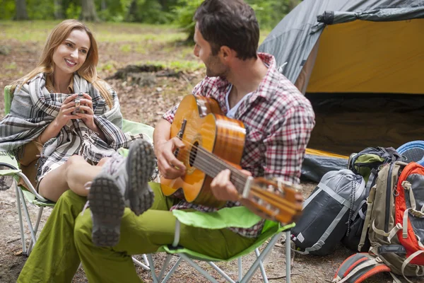 Paar verbringt Wochenende auf dem Campingplatz — Stockfoto