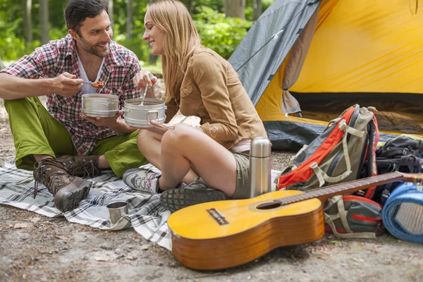Paar isst Abendessen auf dem Campingplatz — Stockfoto